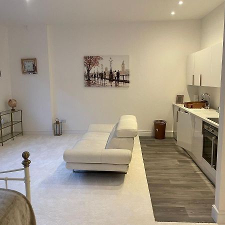 Lovely 1-Bedroom Loft Apartment Above Shop With Free Parking- Long Term Let Available Maldon Exteriér fotografie