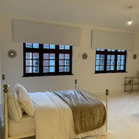 Lovely 1-Bedroom Loft Apartment Above Shop With Free Parking- Long Term Let Available Maldon Exteriér fotografie
