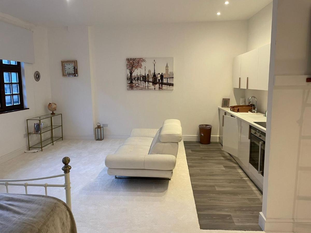 Lovely 1-Bedroom Loft Apartment Above Shop With Free Parking- Long Term Let Available Maldon Exteriér fotografie