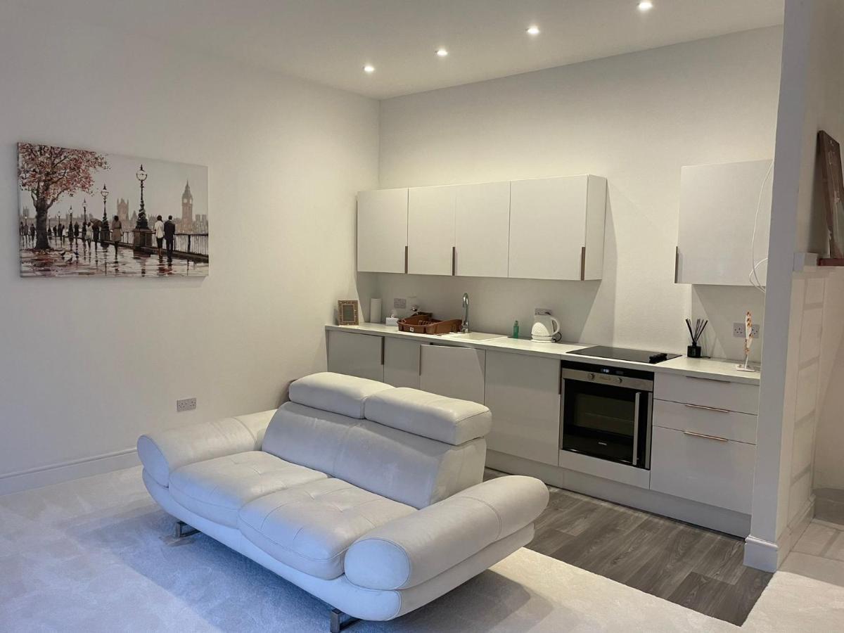 Lovely 1-Bedroom Loft Apartment Above Shop With Free Parking- Long Term Let Available Maldon Exteriér fotografie